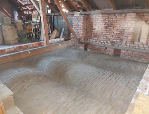 Zateplení stropu rodinného domu pomocí foukané izolace